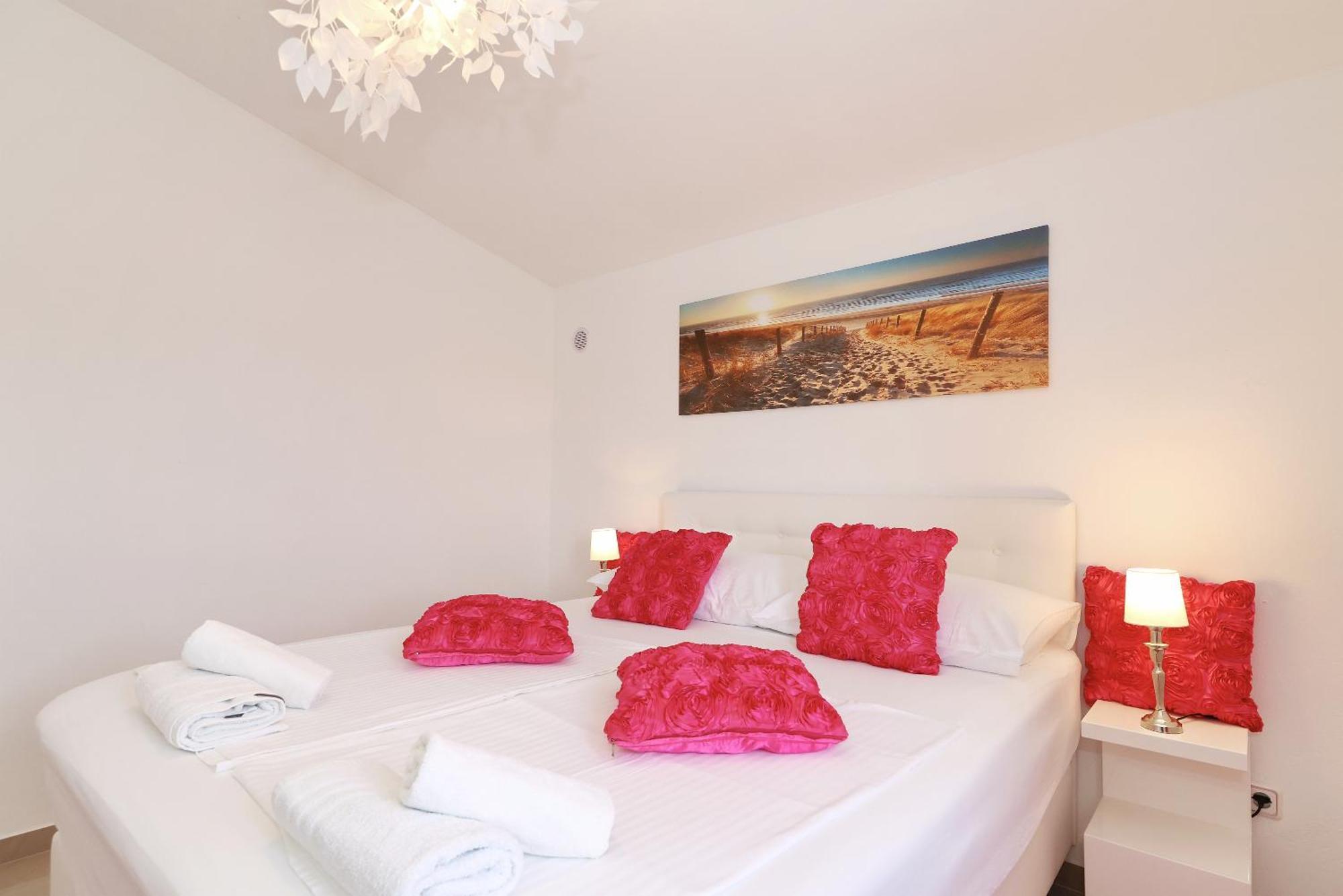 Apartments Rosini, 300M From The Beach With Shared Tavern And Bikes, Nin Bagian luar foto